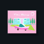 Impressão Em Tela Primaveras de Palma Cor-de-Rosa Estreitos Impressã<br><div class="desc">Entre o fundo cor-de-rosa, a casa moderna de meio século turquesa, e o carro clássico dos anos 50, este design não poderia ser mais Primaveras de Palma se ele o dissesse nas nuvens. Espera, diz nas nuvens! A pedra azul e lacrimogênea da casa é compensada pelos aparelhos de luz sputnik...</div>