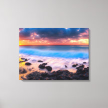 Radiant Dawn: Aumento do sol majestoso na praia