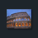 Impressão Em Tela Roman Colosseum à noite<br><div class="desc">Uma fotografia marcante do colosso romano,  que é um antigo marco em Roma,  Itália. Um ângulo e uma perspectiva interessantes. Tiro à noite com os arcos iluminados e a laranja brilhando. O céu tem nuvens escuras e azuis.</div>