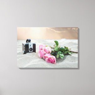 Impressão Em Tela rosas rosa na areia com câmera retrô