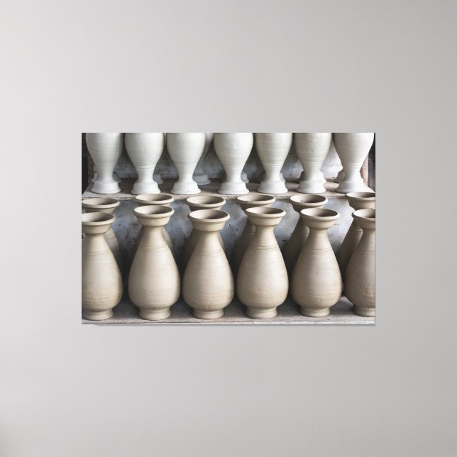 Impressão Em Tela Rows of Handmade Clay Pottery Vases (Frente)