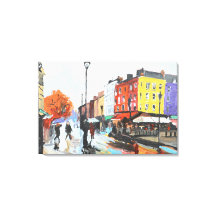 Rua expressionista de cidade europeia chuvosa