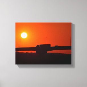 Impressão Em Tela Semi caminhão passando pelo pôr do sol da ponte