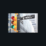 Impressão Em Tela Sinal de semáforo e Wall Street<br><div class="desc">Sinal de semáforo e Wall Street,  Nova Iorque,  EUA | Jumper | ID do ativo: 124517046</div>