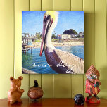 Impressão Em Tela Sun Day Cute Ocean Beach Pier Pelican Bird Foto<br><div class="desc">Este feliz pelicano tocou em um trem, olhando para uma praia na Califórnia, gritares "prontos para férias". Imaginem o oceano a respirar enquanto olham para esta tela fotográfica. Você pode personalizar facilmente esta arte de parede e eu também ofereço personalização em qualquer produto. NOTA IMPORTANTE: não altere o tamanho desta...</div>