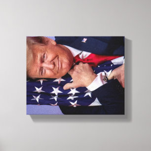 Impressão Em Tela TRUMP Abraçando a Bandeira