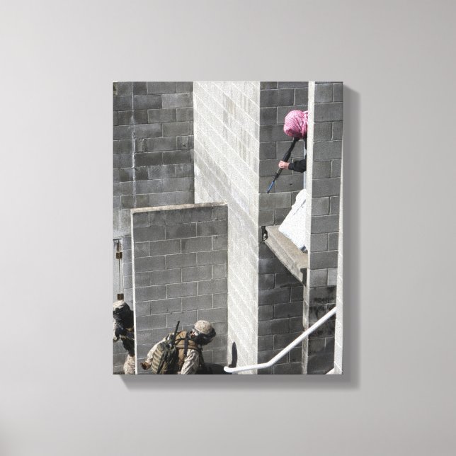 Impressão Em Tela Um agressor fuzileiro e inimigo com papéis (Frente)