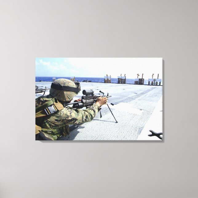 Impressão Em Tela Um fuzileiro americano ajustando sua arma (Frente)