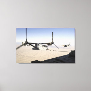Impressão Em Tela Um Osprey MV-22 reabastece o midflight