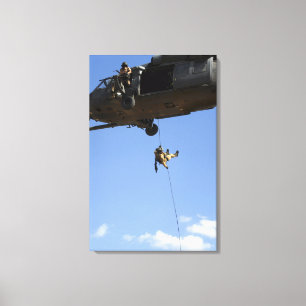 Impressão Em Tela Um pararescueman rappels de um HH-60