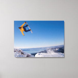 Impressão Em Tela Um snowboarder gira fora um salto em Argentina