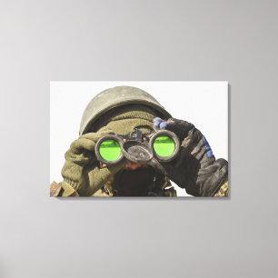 Impressão Em Tela Um soldado afegão faz a varredura do horizonte