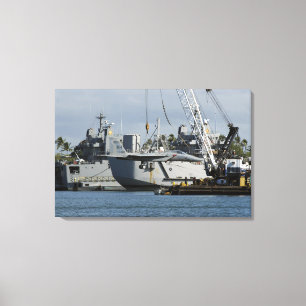 Impressão Em Tela Uma águia F-15 recebe um elevador de uma grua de b