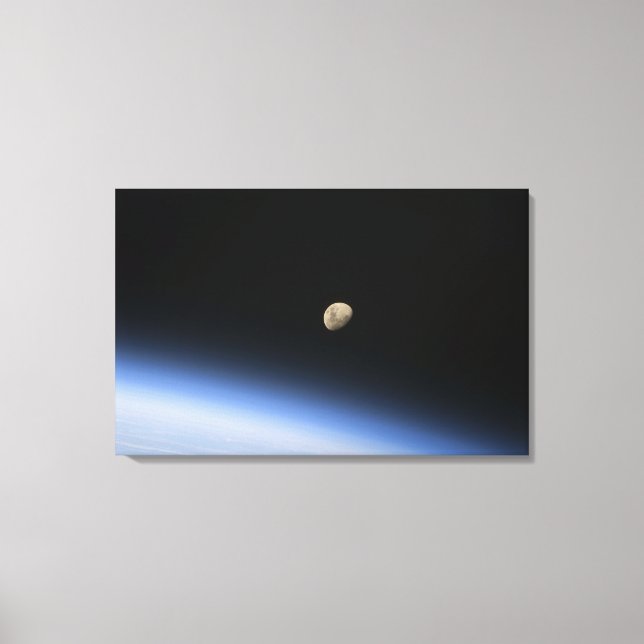 Impressão Em Tela Uma lua gigante visível acima da atmosfera terrest (Frente)