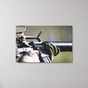 Impressão Em Tela Uma rodada voa da câmara de um M-16A2