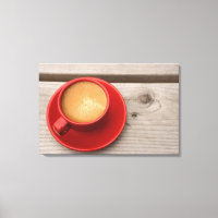 Uma xícara vermelha brilhante de café expresso em