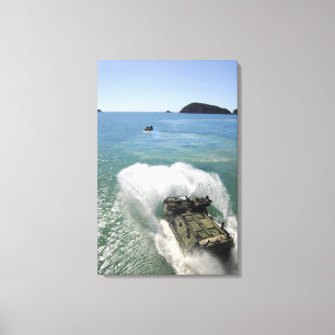 Impressão Em Tela Veículos de Assalto Anfíbios saem do convés do poç