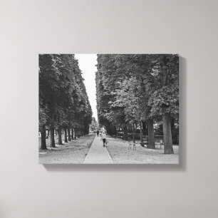 Impressão Em Tela Velhinha andando no parque em Paris no verão