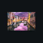 Impressão Em Tela Veneza, Itália Canal Cênico e Arquitetura Veneza<br><div class="desc">Uma canvas com uma bela foto paisagística de um canal em Veneza,  Itália. Com nuvens roxas escuras,  parece que uma tempestade está chegando. Captura de excelentes da arquitetura venetiva única e reflexões aquáticas.</div>