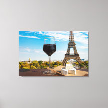 Vidro de vinho com queijo ceroso na torre Eiffel