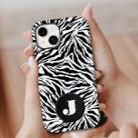 Impressão Zebra Monograma<br><div class="desc">Uma capa de telefone de célula na moda apresenta o seu monograma inicial no padrão de impressão animal em zebra branca e preta. ESCOLHA SEU MODELO E ESTILO QUANDO ENCOMENDA! Crie ou dê como presente. Saco de gaveta,  etiqueta de bagagem,  malas e mais itens na nossa coleção de viagem.</div>