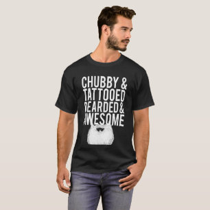 Impressionante farpado Tattooed carnudo da camisa