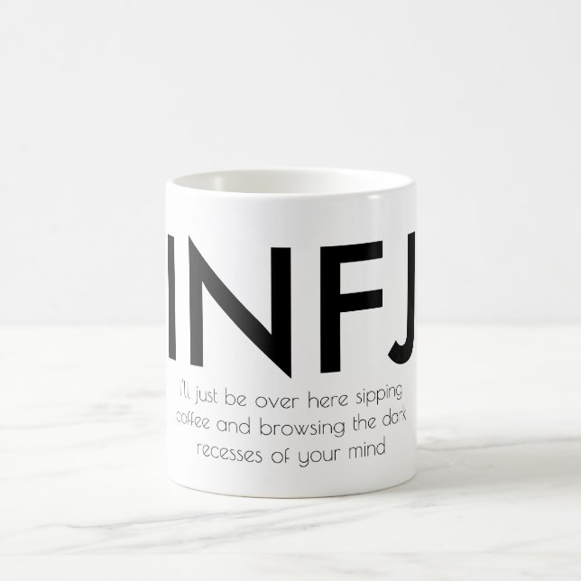 INFJ engraçados - Consultando sua caneca da mente (Centro)