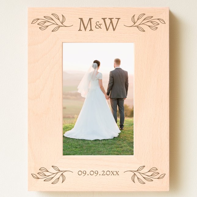 Iniciais de Monograma de Casal de Casamento Data P (Modern wedding couple monogram initials date personalized botanical leaf etched wooden frame)