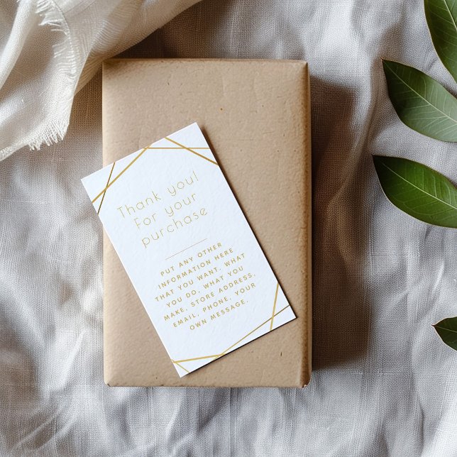 Inserção geométrica Dourada Cartão para encomendas (Minimalist thank-you card with gold geometric lines on white, placed on a kraft-wrapped gift)
