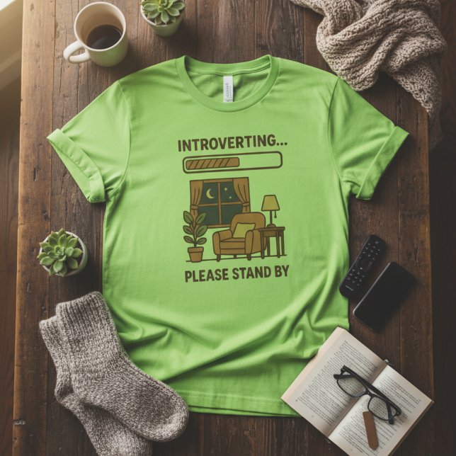 Introverting Please Stand By Funny Cozy T-Shirt (Criador carregado)