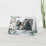 Inverno Floral| Cartão de Natal Com Fotografia Em<br><div class="desc">Sua foto de família está na frente e no centro deste cartão de Natal com um lindo buquê floral de aquarela em uma lavagem de cor azul profunda. Na dentro deste cartão está uma floresta com muitas árvores verdes e a saudação "Que esta temporada de férias te aproxime de todas...</div>