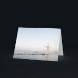 Inverno no cartão do Natal de Holland<br><div class="desc">Um cartão do Natal que mostra um moinho de vento com uma cerca e um canal na neve em uma paisagem em Holland no inverno.</div>