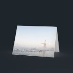 Inverno no cartão do Natal de Holland<br><div class="desc">Um cartão do Natal que mostra um moinho de vento com uma cerca e um canal na neve em uma paisagem em Holland no inverno.</div>