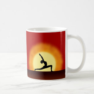 Ioga que levanta canecas do chá ou de café do