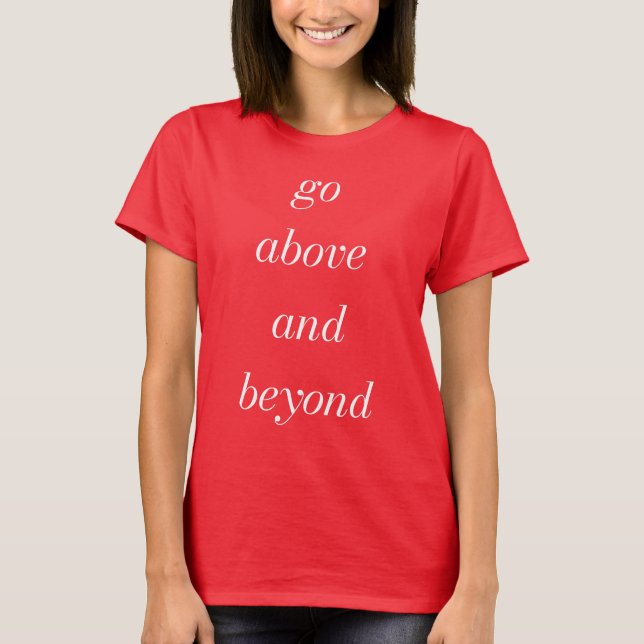 Ir acima e além da camiseta básica das mulheres (Frente)
