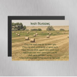 Irlandês Bênção de Hay Balança num Cartão Magnétic<br><div class="desc">Cartão magnético brilhante,  7 x 5,  que apresenta a imagem fotográfica de um cheio de campo de fazenda com fardos de feno,  juntamente com uma bênção tradicional irlandesa impressa em caracteres verdes celtas.</div>