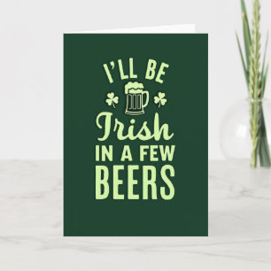 Irlandês em um cartão de algumas cervejas