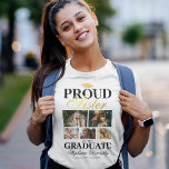 Irmã Orgulhosa do Formando T-Shirt<br><div class="desc">Camiseta elegante de cerimônia de graduação com um quadro de formandos,  5 fotos de seu irmão,  o ditado "irmã orgulhosa do formando",  seu nome,  local de estudo e ano de aula.</div>