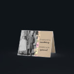 Irmãs mais nova do vintage que crescem o cartão de<br><div class="desc">Uma fotografia preto e branco do vintage de duas irmãs decora a parte dianteira deste cartão. Fundo do mocha do caramelo com um design retro e um texto customizável que leia: "Crescer velho é crescimento imperativo acima é opcional". O texto customizável interno lê: "Desejando lhe um feliz aniversario".</div>