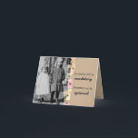 Irmãs mais nova do vintage que crescem o cartão de<br><div class="desc">Uma fotografia preto e branco do vintage de duas irmãs decora a parte dianteira deste cartão. Fundo do mocha do caramelo com um design retro e um texto customizável que leia: "Crescer velho é crescimento imperativo acima é opcional". O texto customizável interno lê: "Desejando lhe um feliz aniversario".</div>