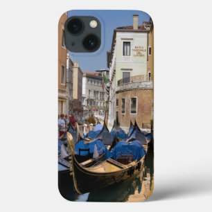 Itália, Veneza, gôndolas ancoradas ao longo do can