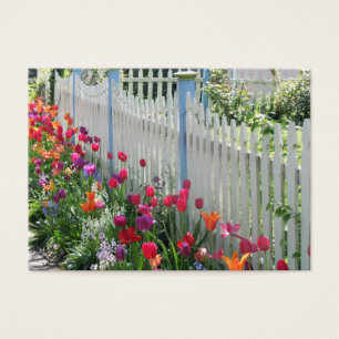 Jardim das tulipas ao longo da cerca de piquete