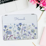 Jardim de Flores Selvagens, Cor Azul, Monograma<br><div class="desc">Adicione um toque pessoal ao seu iPad com o nosso Cobrir de Jardim de Flores Selvagem de Cor Azul Monograma. Abrace a beleza das flores azuis — perfeita para entusiastas florais e azuis que buscam um visual moderno e elegante.</div>