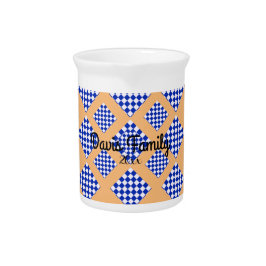 Jarro bege claro com quadrado azul e branco marcado