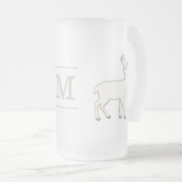 Jateado Cervos com a caneca de cerveja do vidro do