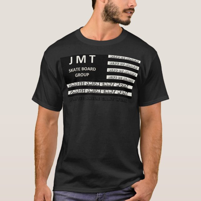 JMT. SORRINHA PLÁSTICA NÃO TRABALHA EM T-Shirt Bás (Frente)