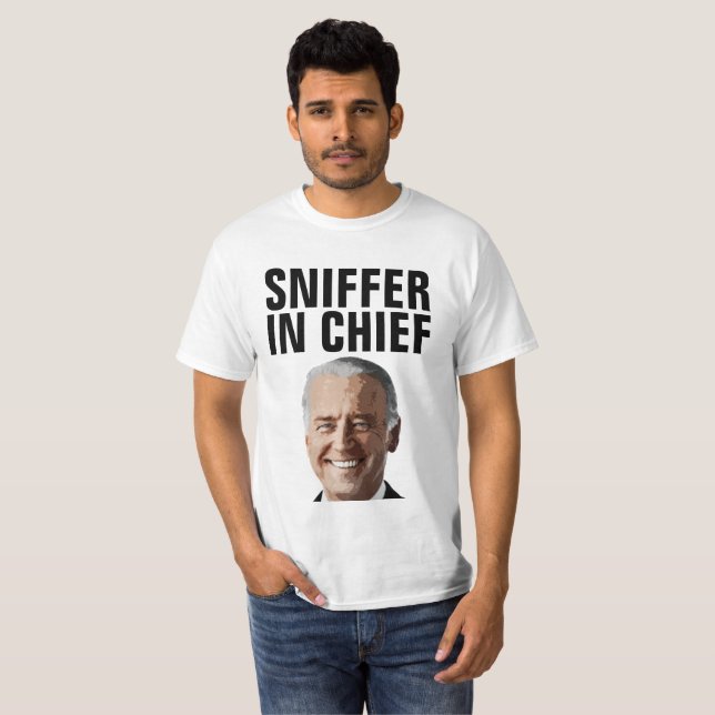 JOE BIDEN SNIFFER EM CAMISETAS DE T-SHIRTS DE CHEF (Frente Completa)