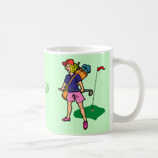 Jogador de golfe da senhora do golfe com caneca do