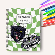 Jogador do Pantera Negra segurando um controle de 