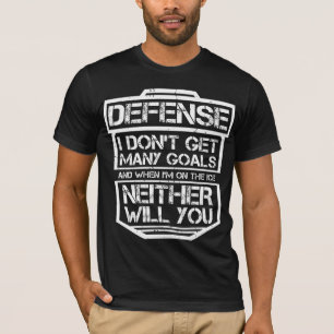 Jogador engraçado da defesa do t-shirt do hóquei